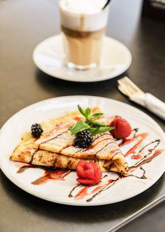 Crêpe mit Beeren und Latte